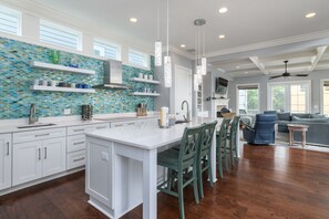 Chaise haute, serviettes en papier, tables à manger