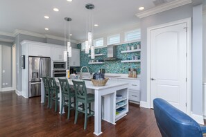 Chaise haute, serviettes en papier, tables à manger