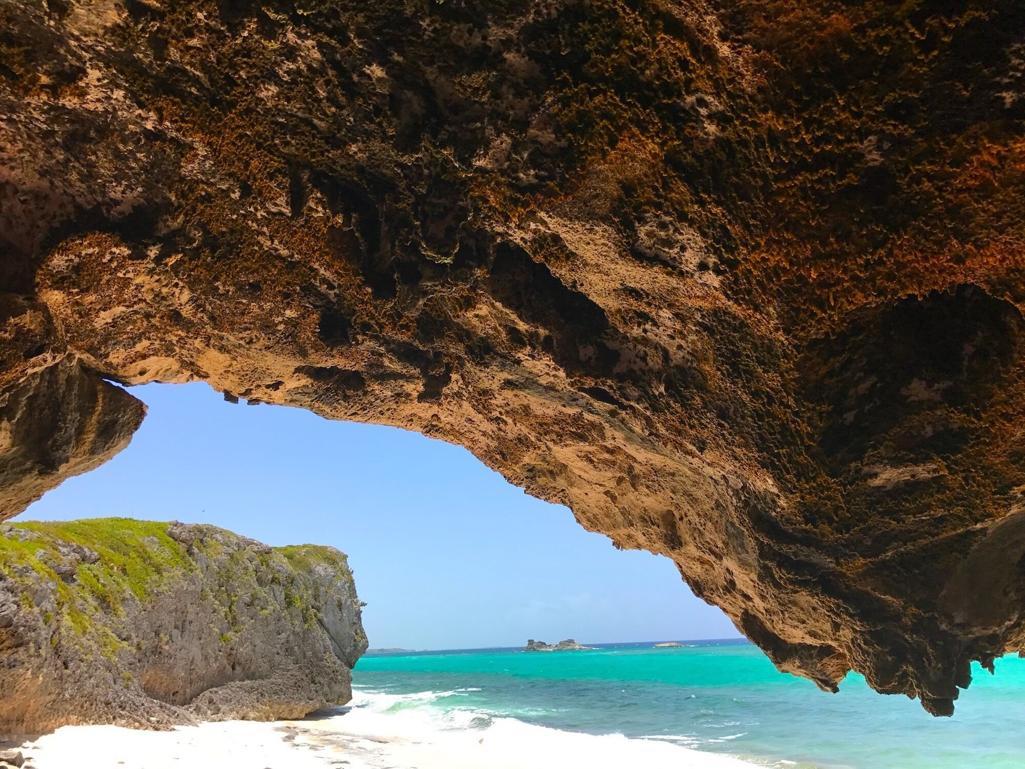 På stranden, solstolar och strandhanddukar