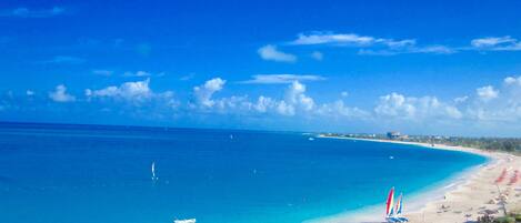 Sur la plage, chaise longue, serviettes de plage