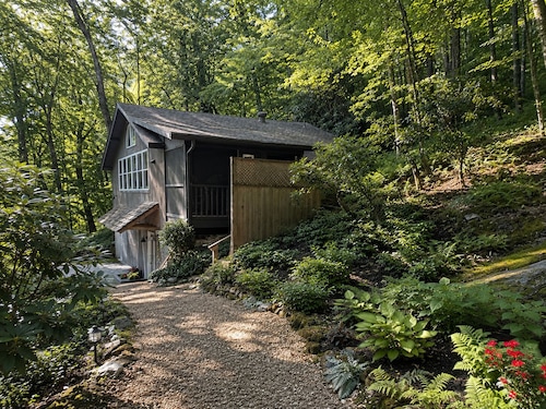 4 Min To Town, Screened Porch, Stunning Wooded Views, Dogs Ok,