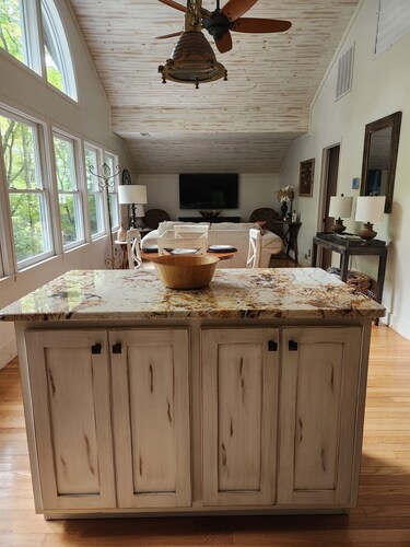 4 Min To Town, Screened Porch, Stunning Wooded Views, Dogs Ok,