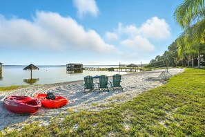 Vlak bij het strand, ligstoelen, strandlakens