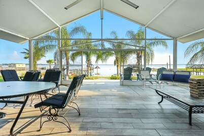 Bright & Cozy retreat on Lake Weir with a beautiful white sandy beach!