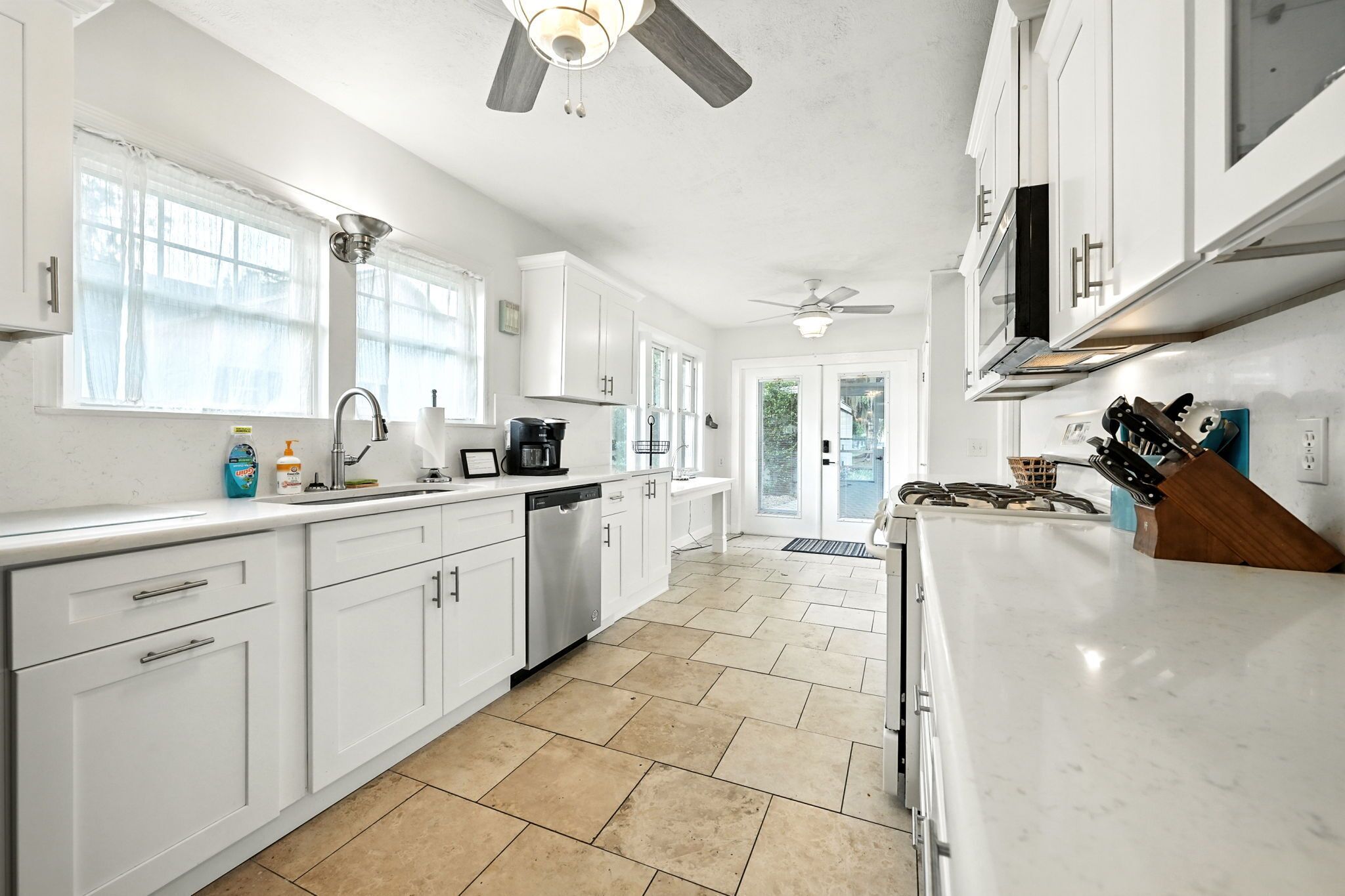 雪櫃、微波爐、焗爐、爐具