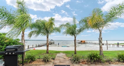 Bright & Cozy retreat on Lake Weir with a beautiful white sandy beach!