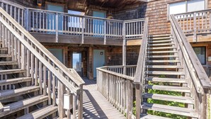 Un bâtiment en bois doté d’un escalier central et de deux balcons.