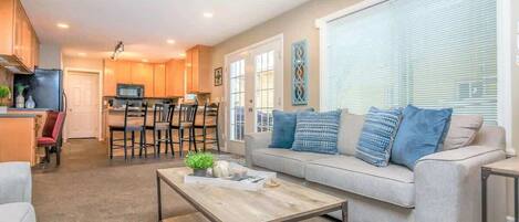 Een flatscreentelevisie, een open haard, tafelvoetbal en een kantoor