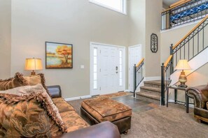 Télévision à écran plat, cheminée, baby-foot, espaces bureaux