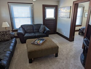 Smart TV, DVD player, books, stereo -  Prime location within walking distance of downtown Sandusky (Sandusky)