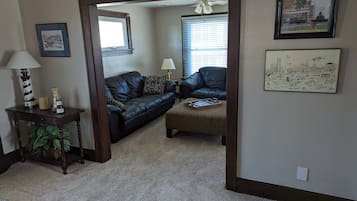 Smart TV, DVD player, books, stereo