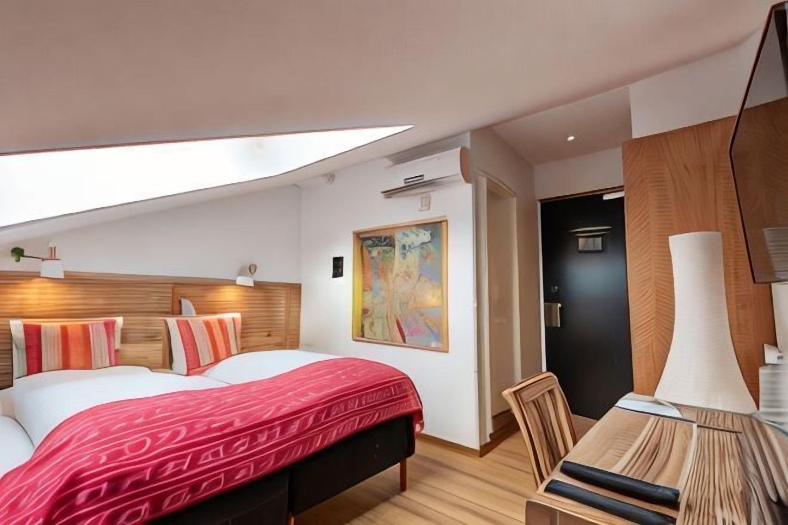 Ropa de cama de alta calidad y caja de seguridad en la habitación 