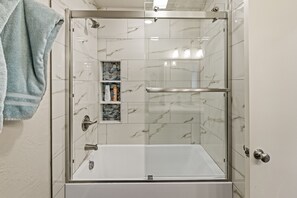Douche, sèche-cheveux, serviettes fournies