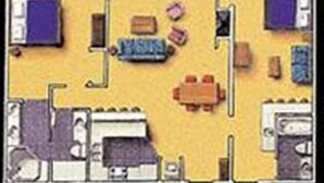 Ein Hotelzimmer mit Bett, Schreibtisch, Stuhl, Sofa und einem kleinen Tisch.