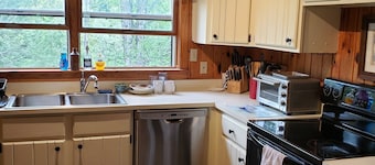 Secluded Home - Close to Skiing, Horse Show, Hiking, Dining/Shopping