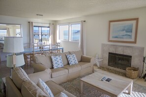 Tv, eldstad och en stereo