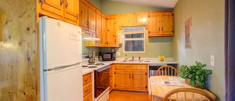 Kjøleskap, mikrobølgeovn, ovn og kokeplater