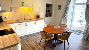 Stuga | Eget kök | KylskÄp, mikrovÄgsugn, ugn och spishÀll