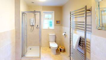 Cottage | Bathroom | Shower, deep-soaking bathtub, towels, toilet paper