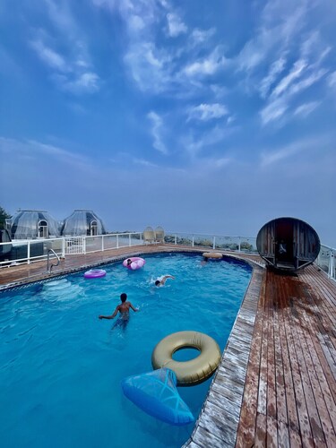 Relaxing Oceanfront Retreat . Hot tub -sauna-pool-clear domes-private