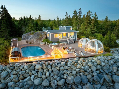 Relaxing Oceanfront Retreat . Hot tub -sauna-pool-clear domes-private