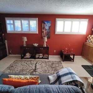 Smart TV, fireplace, books, printers - Private lower level suite with fireplace and a feeling of home (Calgary)