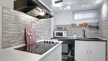 Fridge, microwave, stovetop, dishwasher