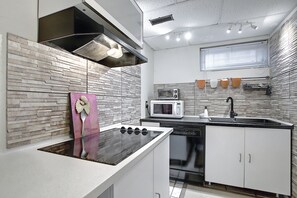 Kjøleskap, mikrobølgeovn, kokeplater og oppvaskmaskin