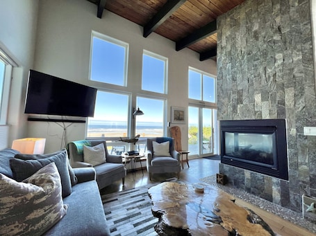 Smart TV, fireplace, DVD player, stereo. Gorgeous Oceanfront Beach House - Elegant Modern w/ Stunning Expansive Views