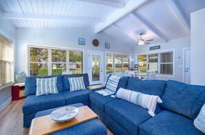 Smart-TV, Kamin, DVD-Player, Arbeitsbereiche