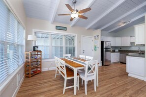 Dining - Dog & family friendly 1min to beach cozy fireplace (Lincoln City)