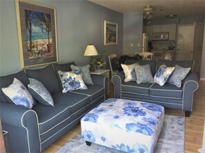 Älytelevisio, DVD-soitin, pöytätennispöytä, kirjoja