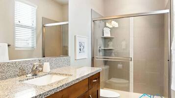 Combined shower/bathtub, hair dryer, towels