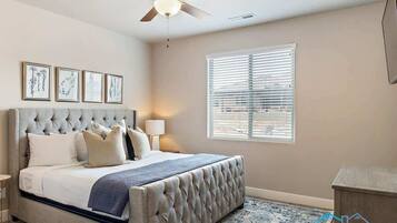 5 Schlafzimmer, Schreibtisch, Bügeleisen/Bügelbrett, Reisekinderbett