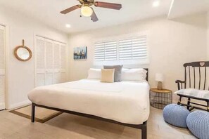 1 Schlafzimmer, Schreibtisch, Bügeleisen/Bügelbrett, Reisekinderbett