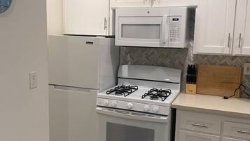 Køleskab, mikrobølgeovn, ovn, kogeplade