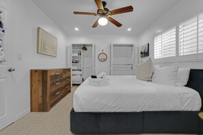 1 chambre, bureau, fer et planche à repasser, lit parapluie