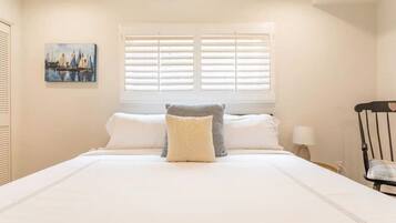 1 soveværelse, skrivebord, strygejern/strygebræt, weekendseng