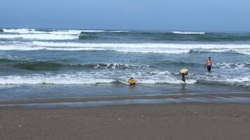 En la playa y camastros