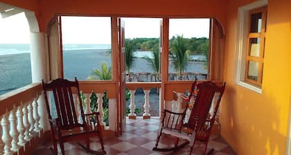 Sonnenuntergang Wellen. Vor dem Haus liegt eine der besten Wellen in Nicaragua.
