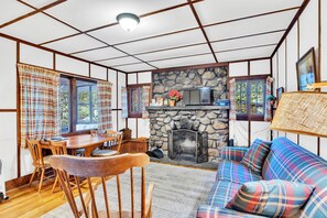 Smart TV, fireplace, DVD player - Secluded Cabin,  Located Close To All The Pikes Peak Area Attraction (Green Mountain Falls)