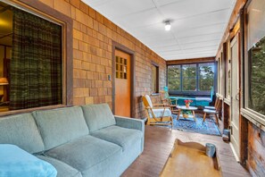 Smart TV, fireplace, DVD player - Secluded Cabin,  Located Close To All The Pikes Peak Area Attraction (Green Mountain Falls)