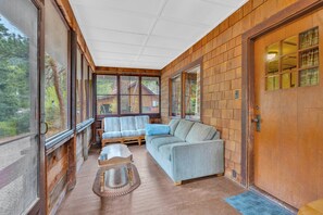 Interior - Secluded Cabin,  Located Close To All The Pikes Peak Area Attraction (Green Mountain Falls)