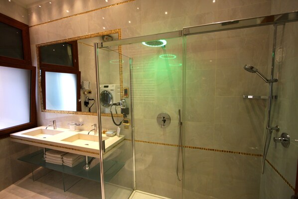 Shower, hair dryer, bidet, towels - SPLENDID STAR SAN MARCO SQUARE - Magic Dream ! All Inclusive Options-WIFi (Venice)