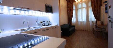 Kühlschrank, Mikrowelle, Herdplatte, Geschirrspüler