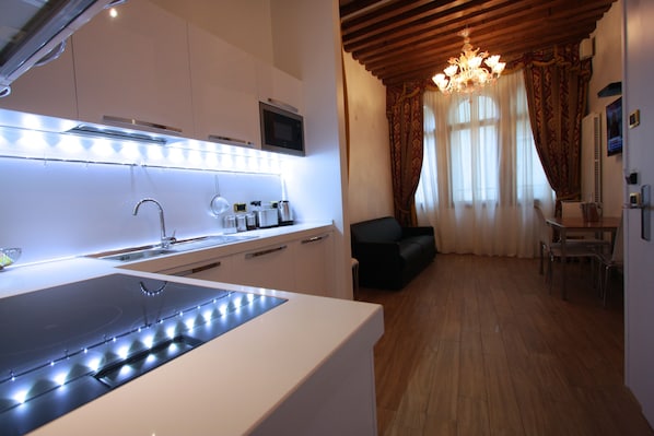 Kühlschrank, Mikrowelle, Herdplatte, Geschirrspüler