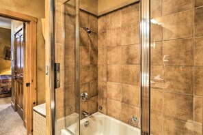 Ensemble douche/baignoire, sèche-cheveux, serviettes fournies