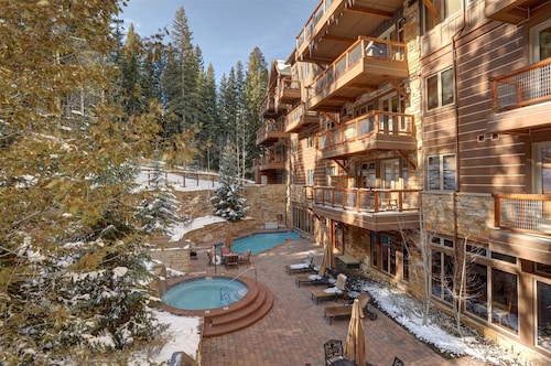 The Timbers. CANCEL FOR ANY REASON. Sleeps 5. Best ski-in ski-out slope side