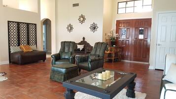 Smart TV, fireplace, DVD player, stereo