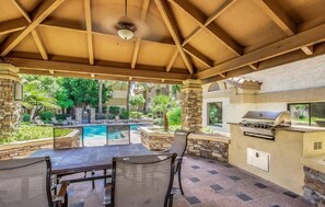 Outdoor dining - 2 Bedroom, 2 Bathroom Luxury Condominium In The Biltmore's Shopping District  (Phoenix)